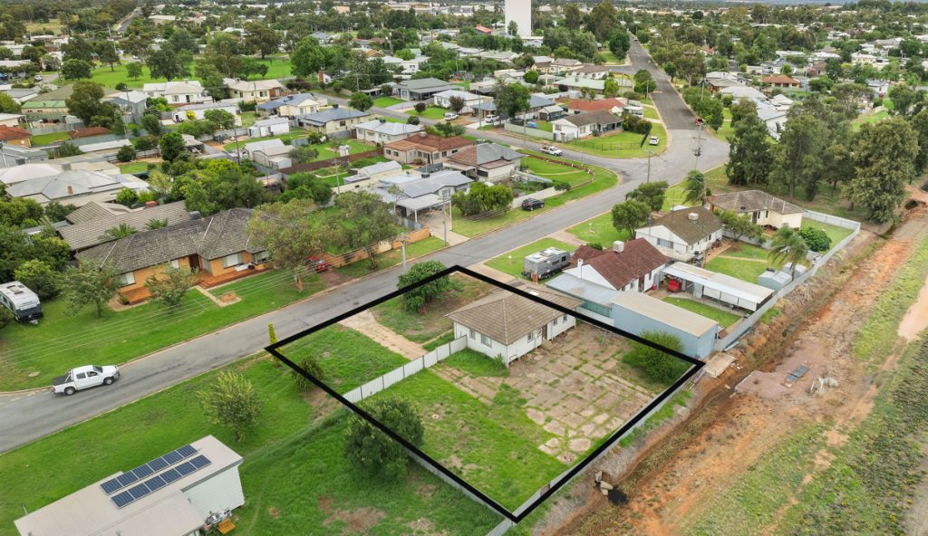 29 Railway Avenue, Leeton NSW 2705 - photo 2