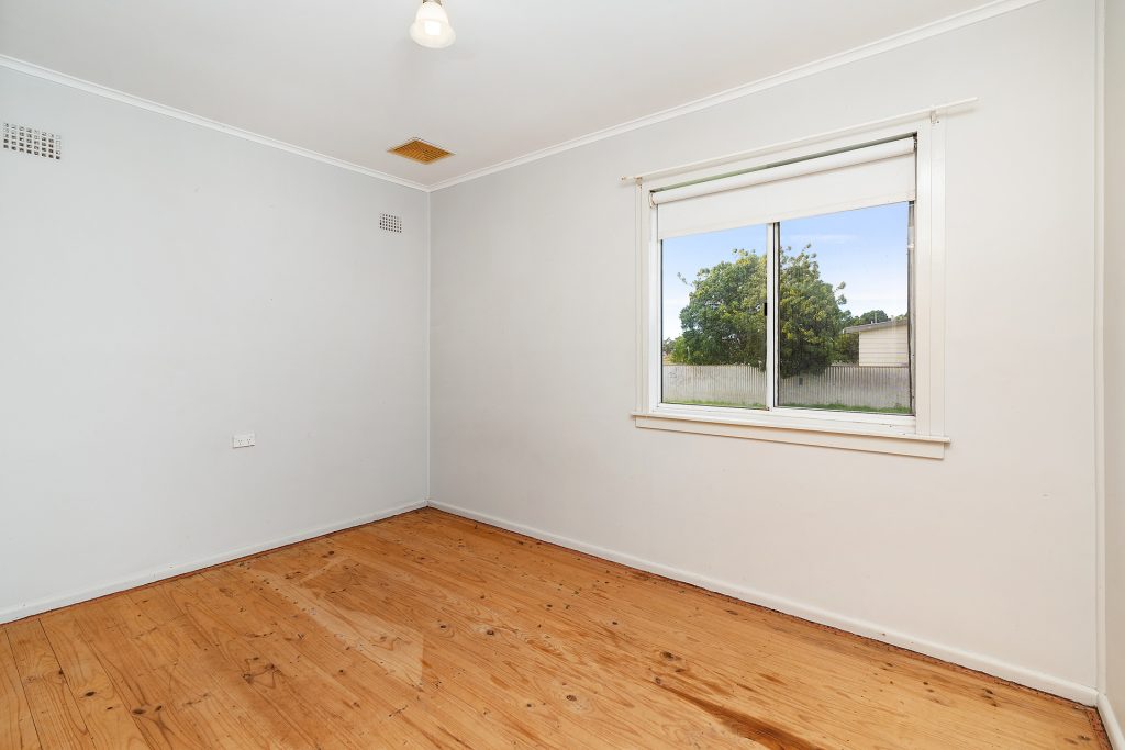 29 Railway Avenue, Leeton NSW 2705 - photo 6