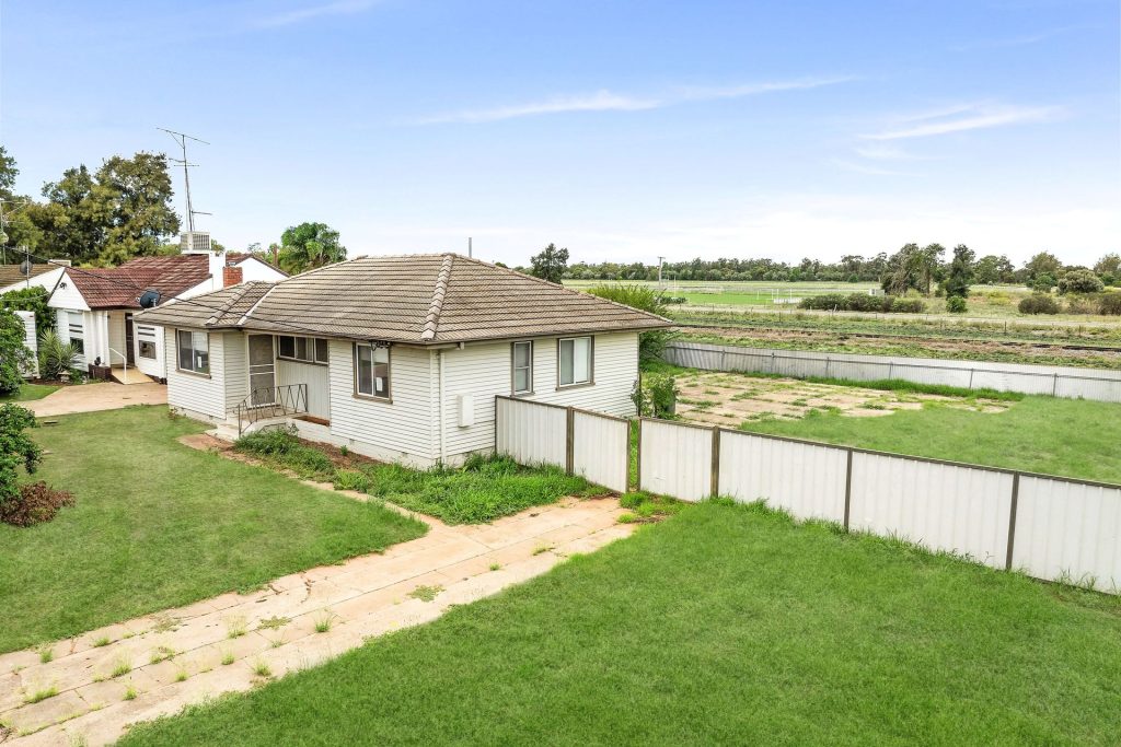 29 Railway Avenue, Leeton NSW 2705 - photo 9