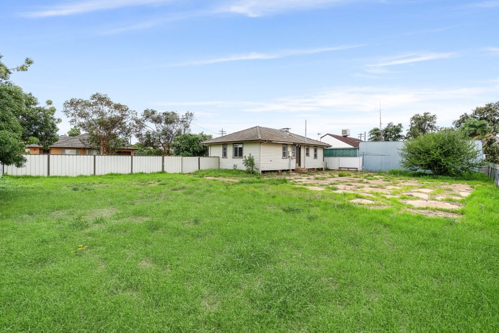 29 Railway Avenue, Leeton NSW 2705 - photo 10