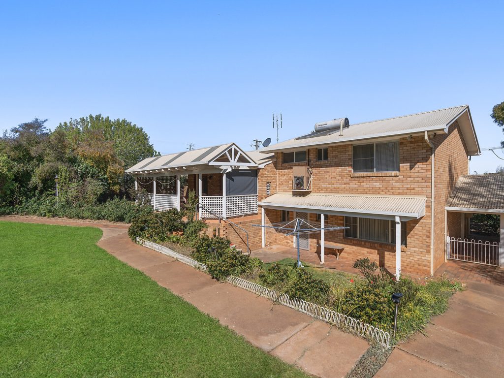 5 Watsonford Street, Temora NSW 2666 - photo 16