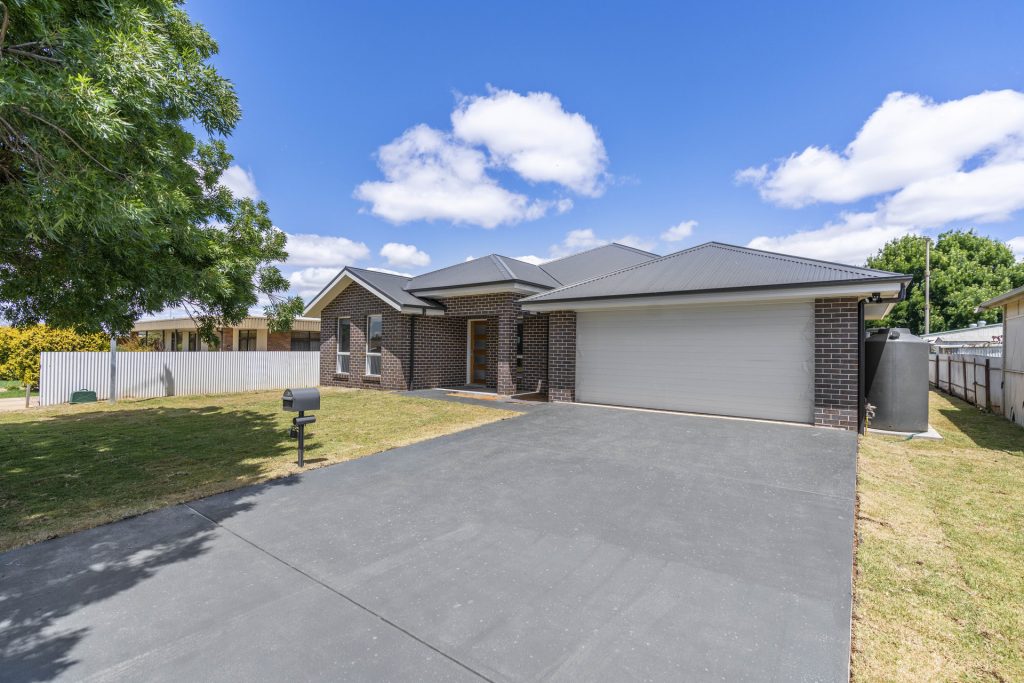 2 Sherwood Road, Temora NSW 2666 - photo 18