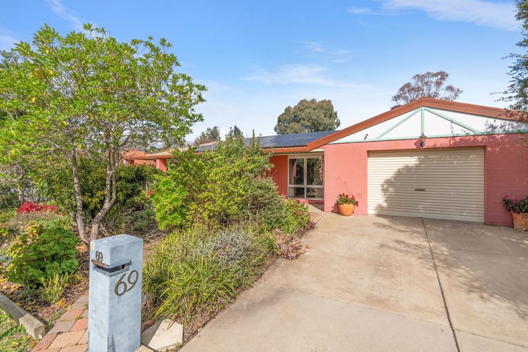69 Balleroo Crescent, Glenfield Park