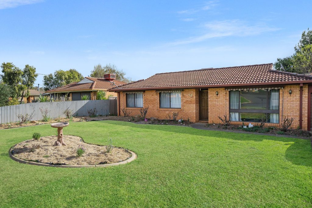 18 Crisp Drive, Ashmont NSW 2650 - photo 11