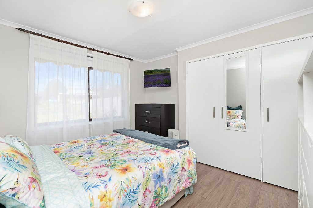 18 Crisp Drive, Ashmont NSW 2650 - photo 5