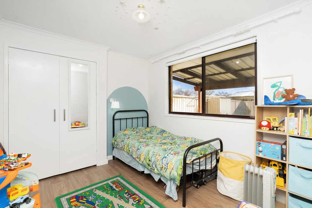 18 Crisp Drive, Ashmont NSW 2650 - photo 6