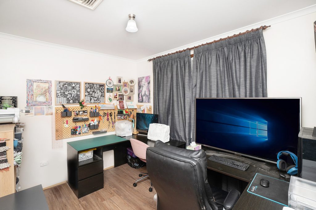 18 Crisp Drive, Ashmont NSW 2650 - photo 7