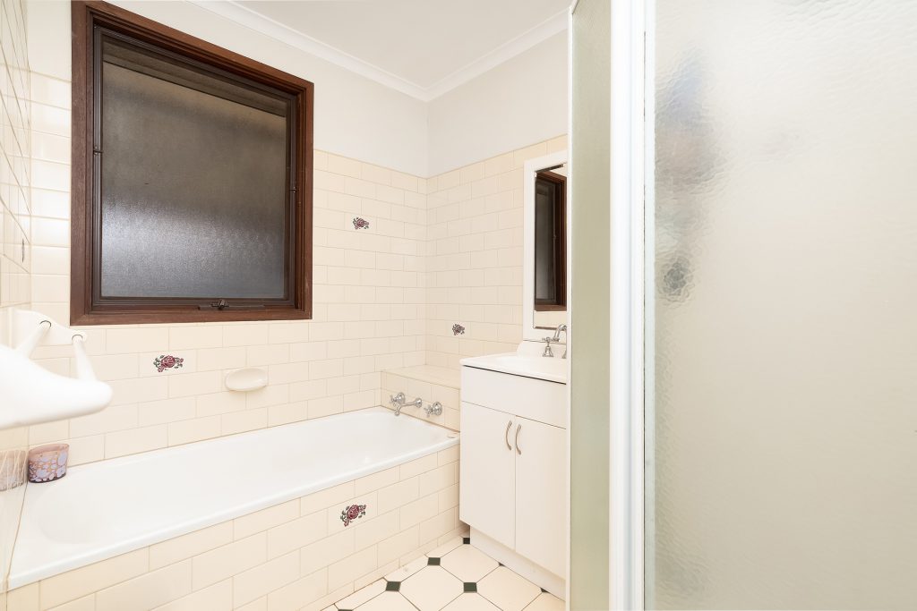 18 Crisp Drive, Ashmont NSW 2650 - photo 8