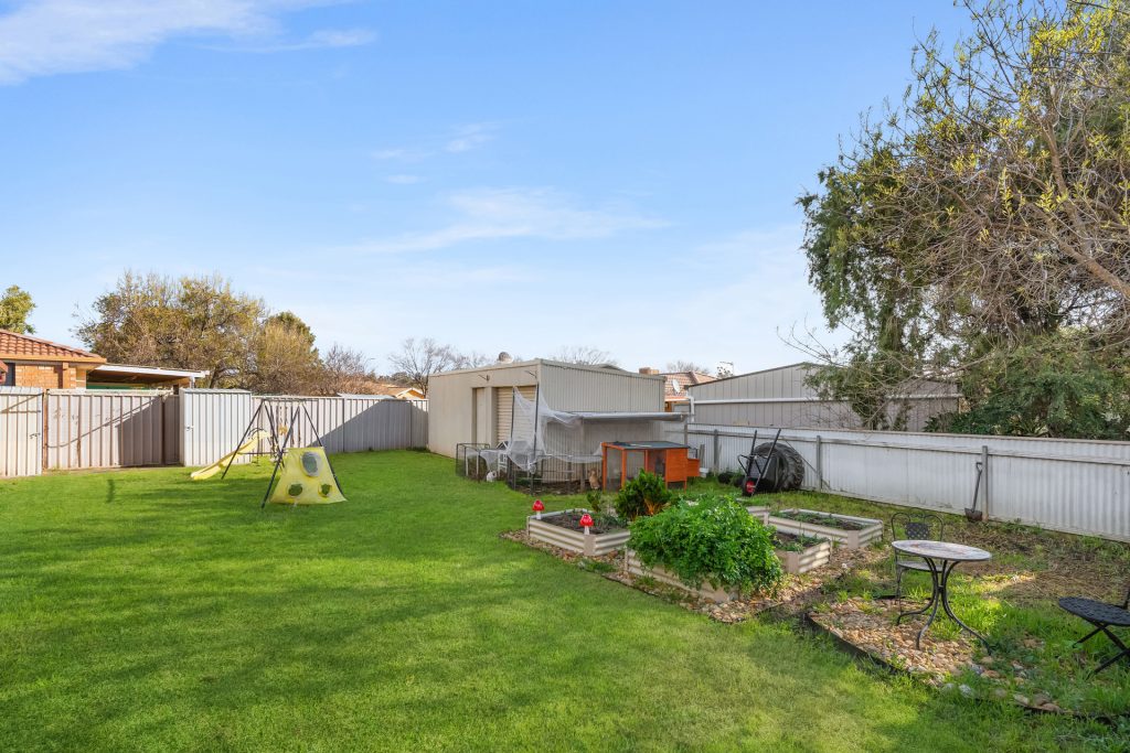 18 Crisp Drive, Ashmont NSW 2650 - photo 9