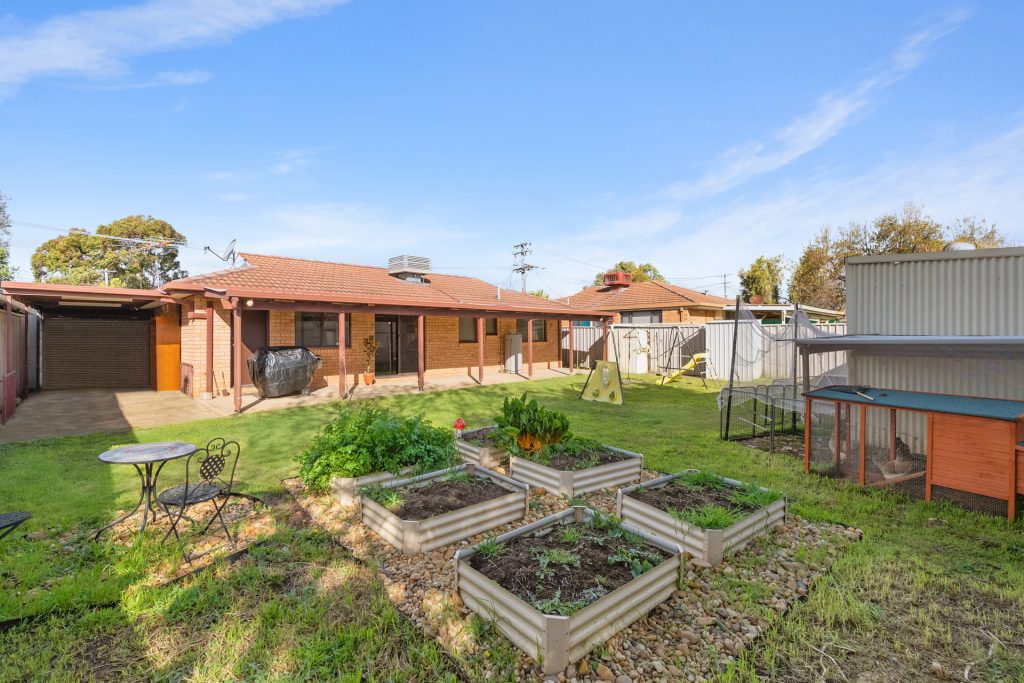 18 Crisp Drive, Ashmont NSW 2650 - photo 10