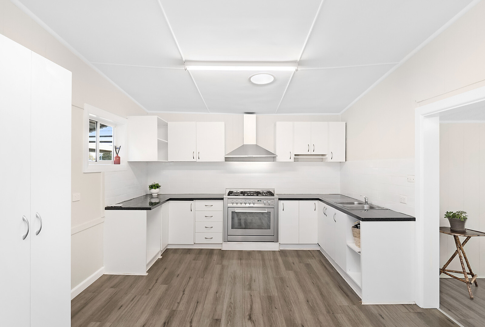 194 De Boos Street, Temora NSW 2666 - photo 2