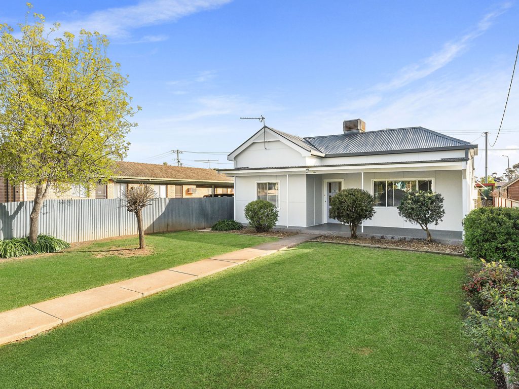 194 De Boos Street, Temora NSW 2666 - photo 14