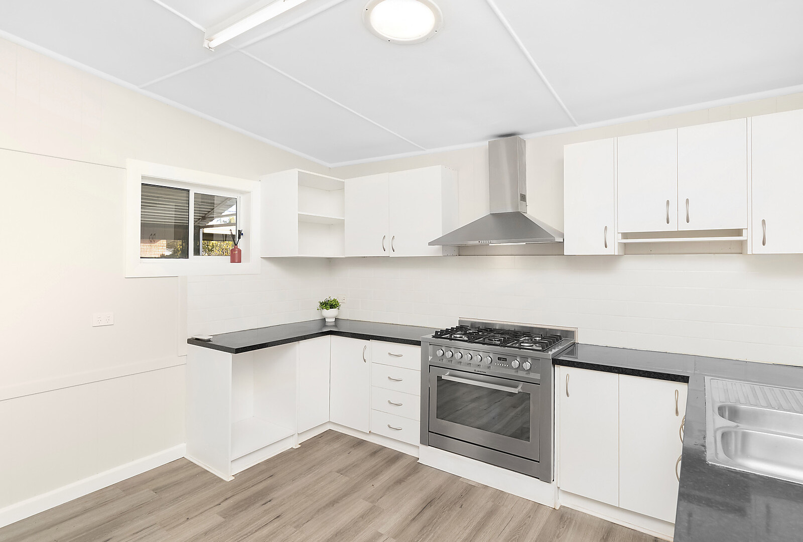 194 De Boos Street, Temora NSW 2666 - photo 4