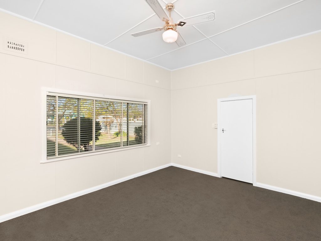 194 De Boos Street, Temora NSW 2666 - photo 6