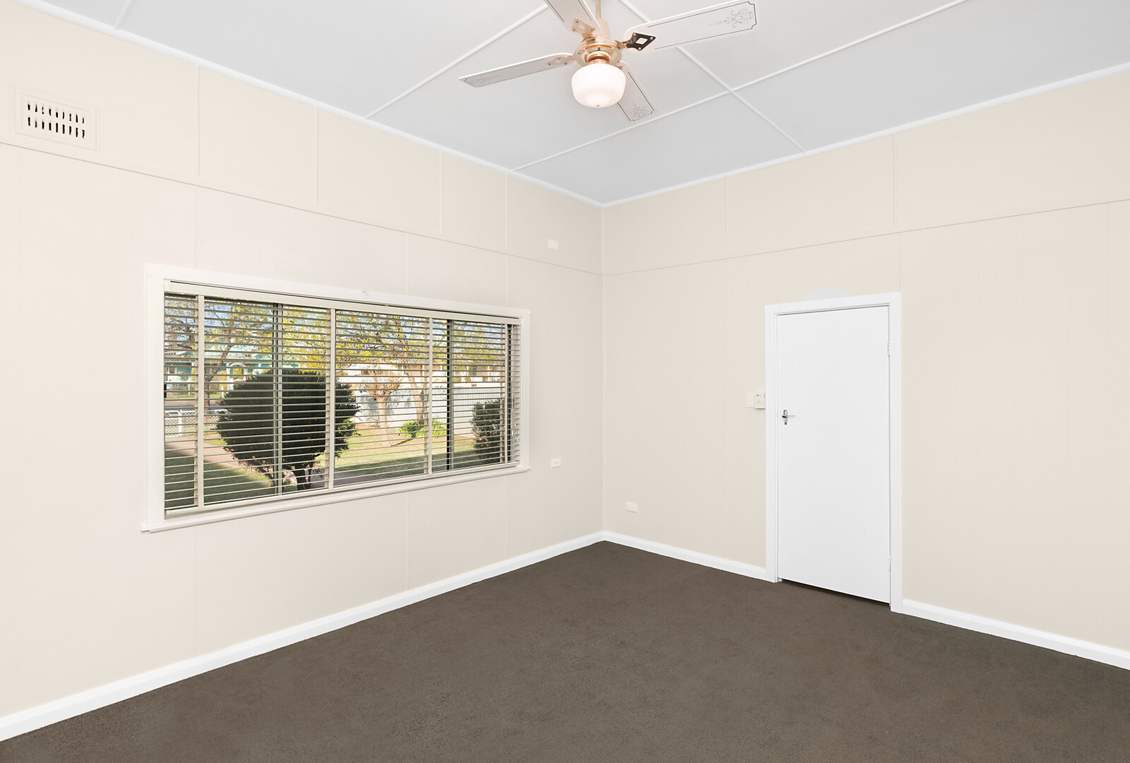 194 De Boos Street, Temora NSW 2666 - photo 6
