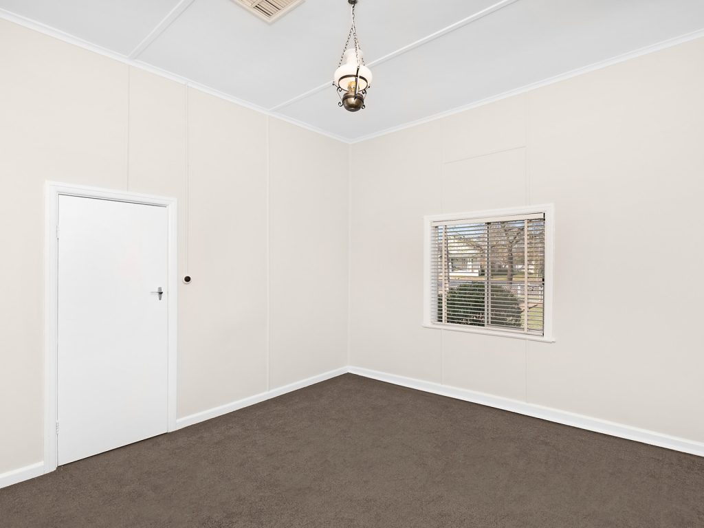 194 De Boos Street, Temora NSW 2666 - photo 8