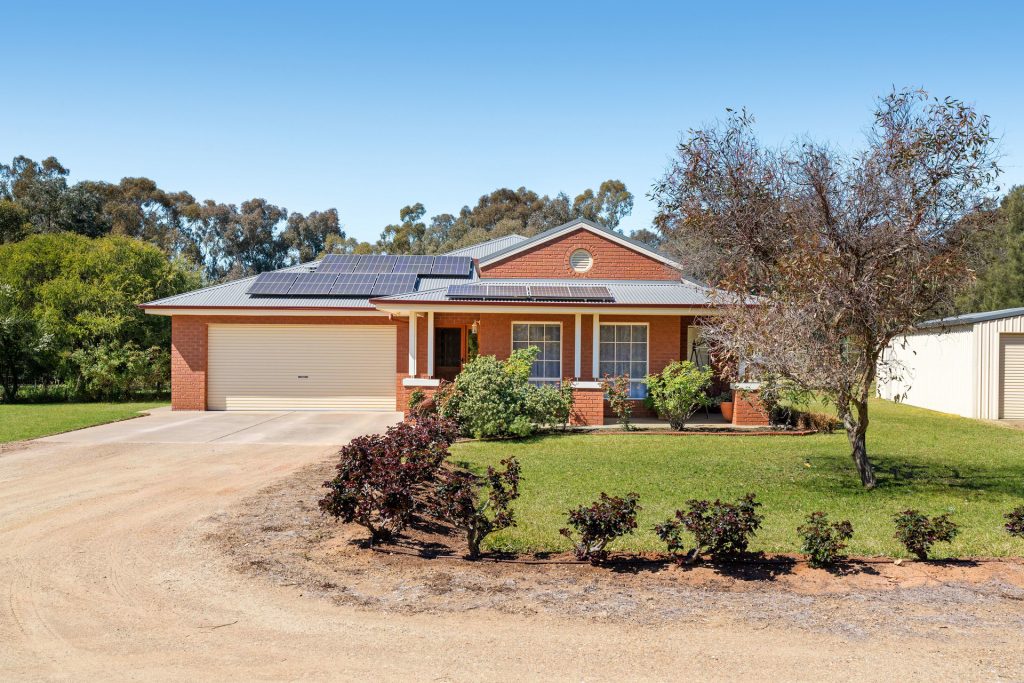 8 Serencroft Drive, Leeton NSW 2705 - photo 2