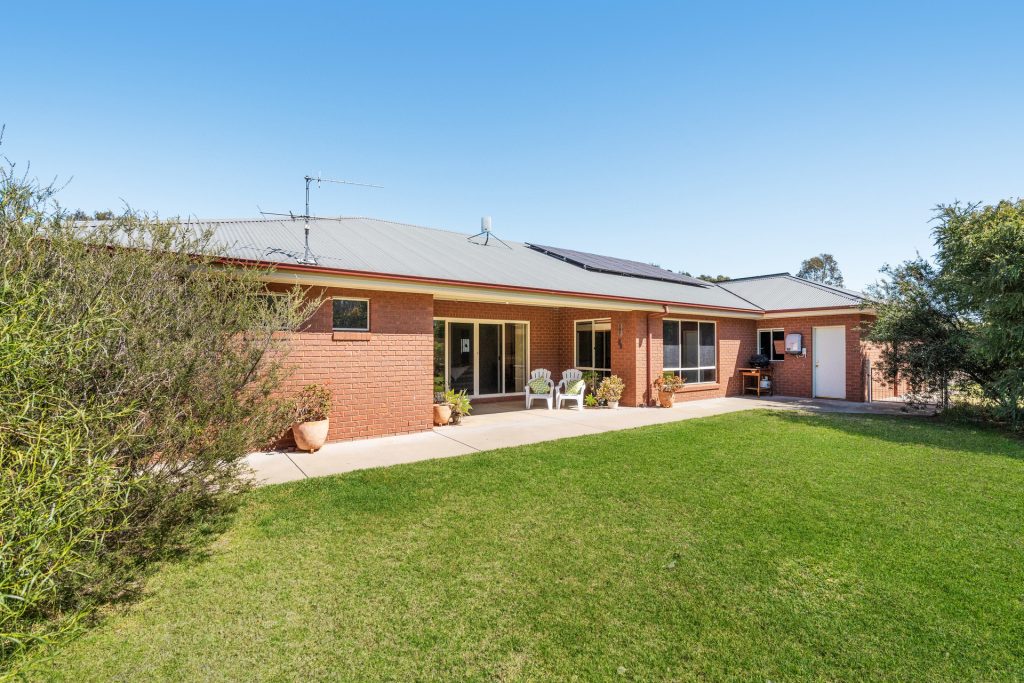 8 Serencroft Drive, Leeton NSW 2705 - photo 15