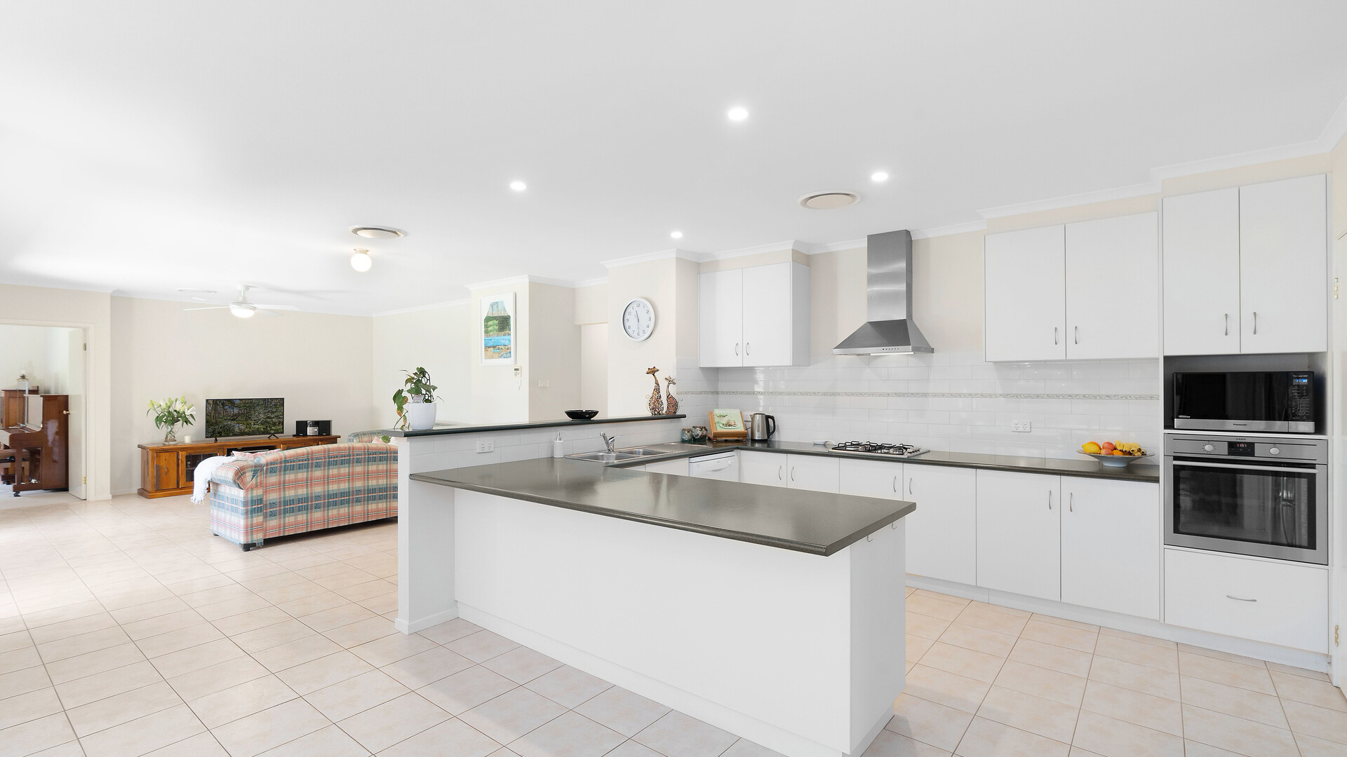 8 Serencroft Drive, Leeton NSW 2705 - photo 4