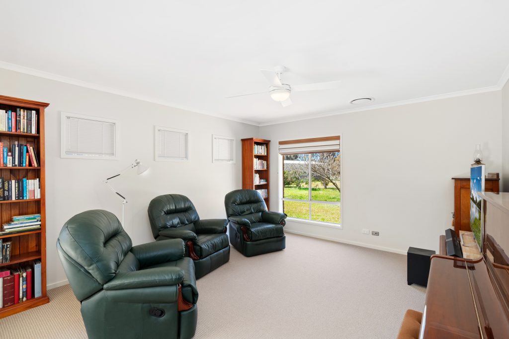 8 Serencroft Drive, Leeton NSW 2705 - photo 8