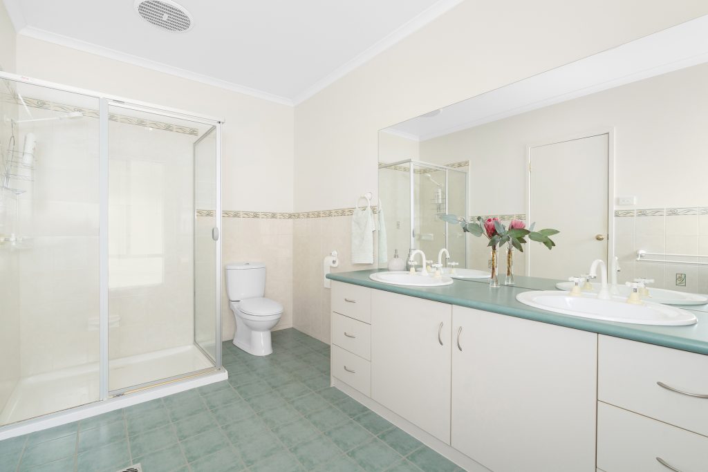 8 Serencroft Drive, Leeton NSW 2705 - photo 10