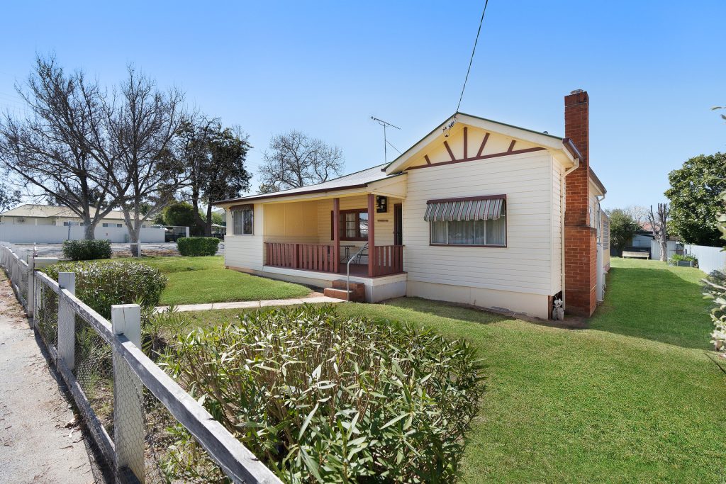 19 Midgeon Street, Narrandera NSW 2700 - photo 2