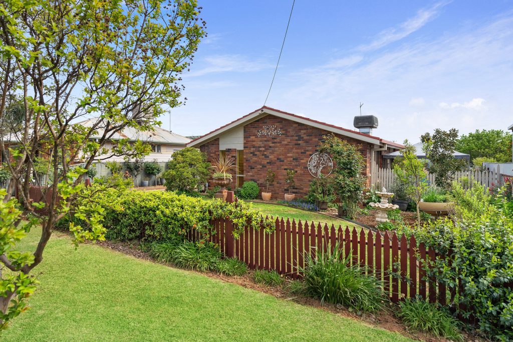 97 Byron Street, Temora NSW 2666 - photo 14