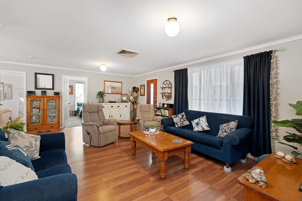 97 Byron Street, Temora NSW 2666 - photo 3