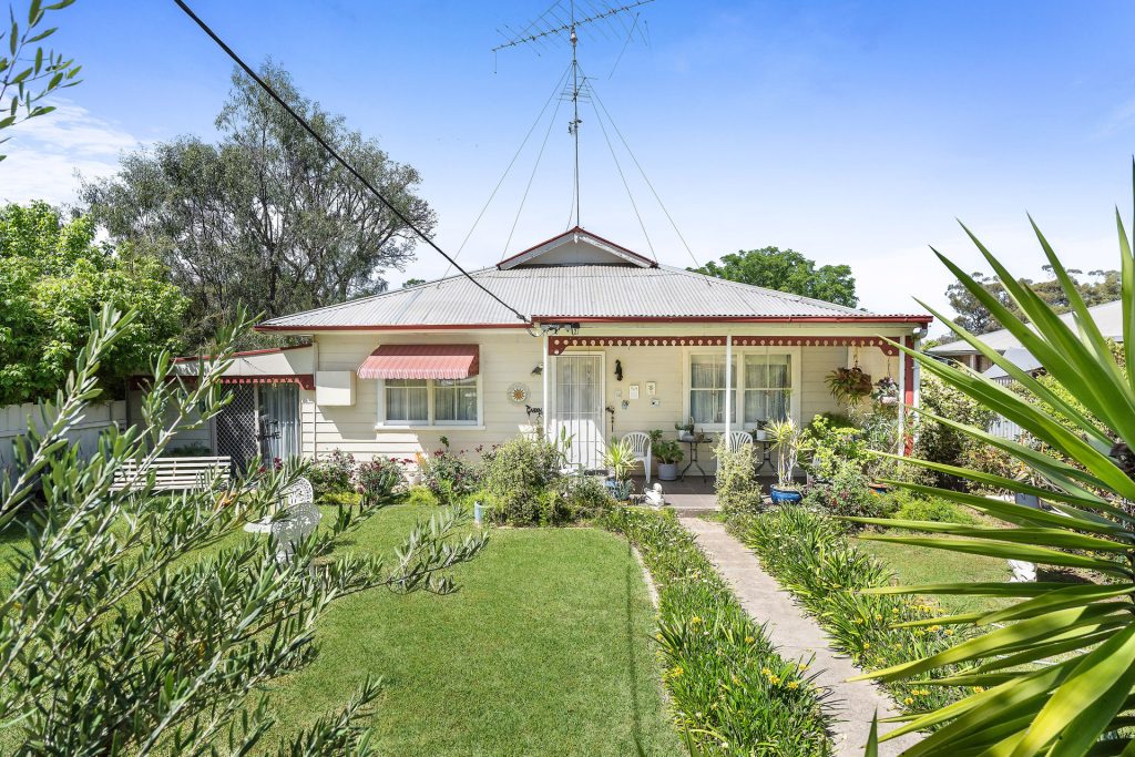 6 Crescent Street, Narrandera NSW 2700 - McGrath Riverina