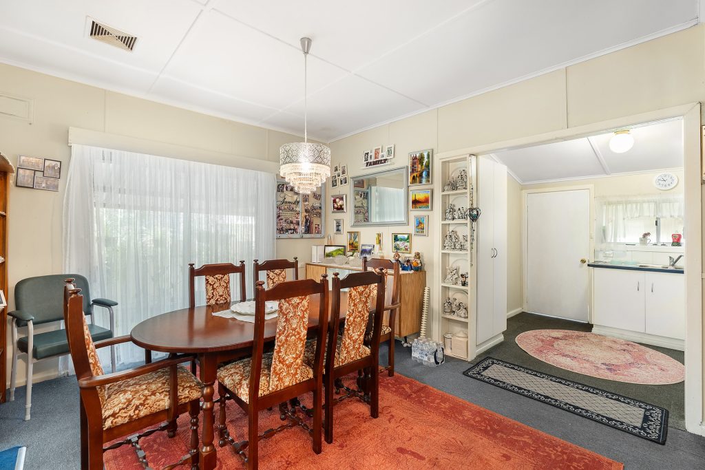 6 Crescent Street, Narrandera NSW 2700 - photo 4