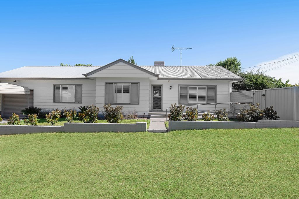 14 Roberts Street, Narrandera NSW 2700 - photo 2
