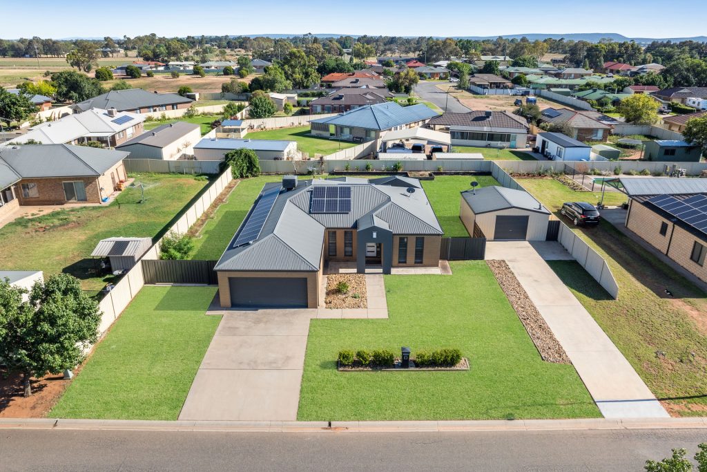 30 Carrington Drive, Leeton NSW 2705 - photo 2