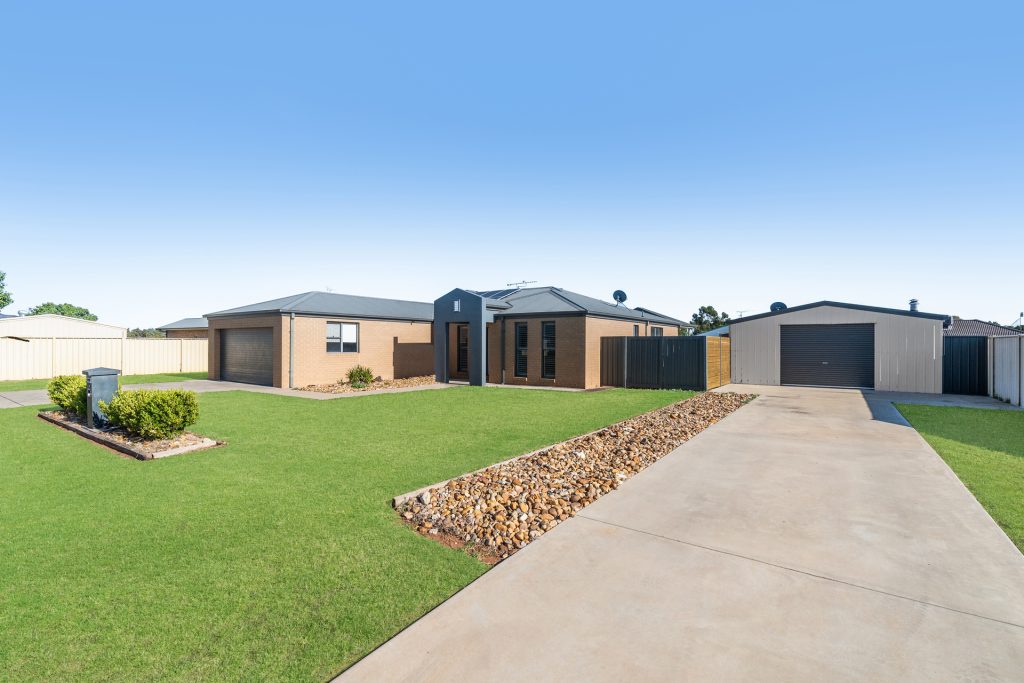 30 Carrington Drive, Leeton NSW 2705 - photo 3