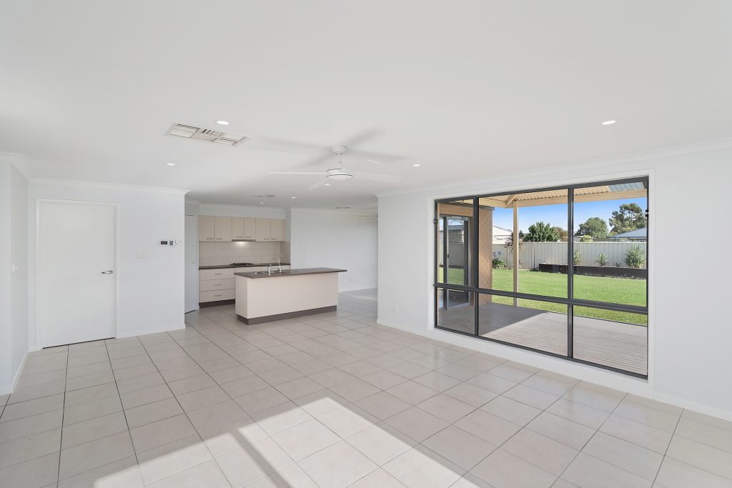 30 Carrington Drive, Leeton NSW 2705 - photo 4