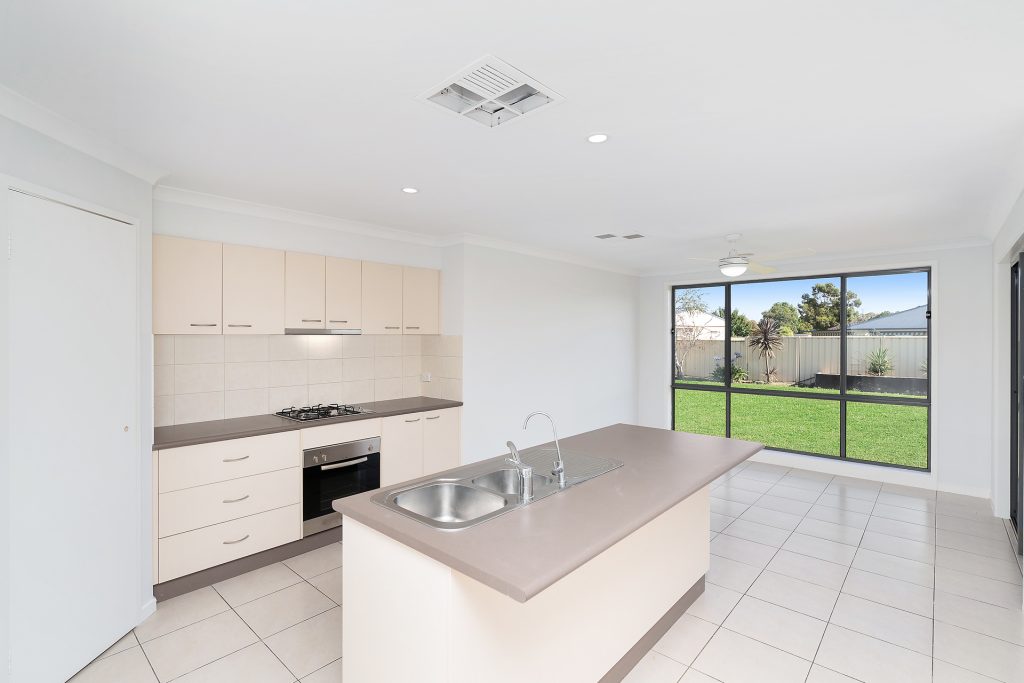 30 Carrington Drive, Leeton NSW 2705 - photo 5
