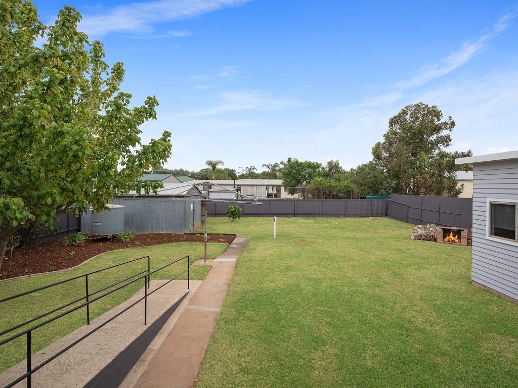 27 Cootamundra Road, Temora NSW 2666 - photo 13