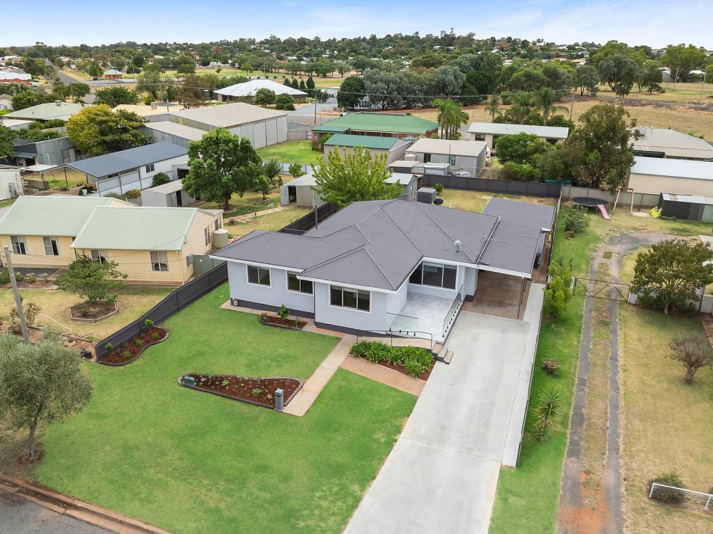 27 Cootamundra Road, Temora NSW 2666 - photo 16