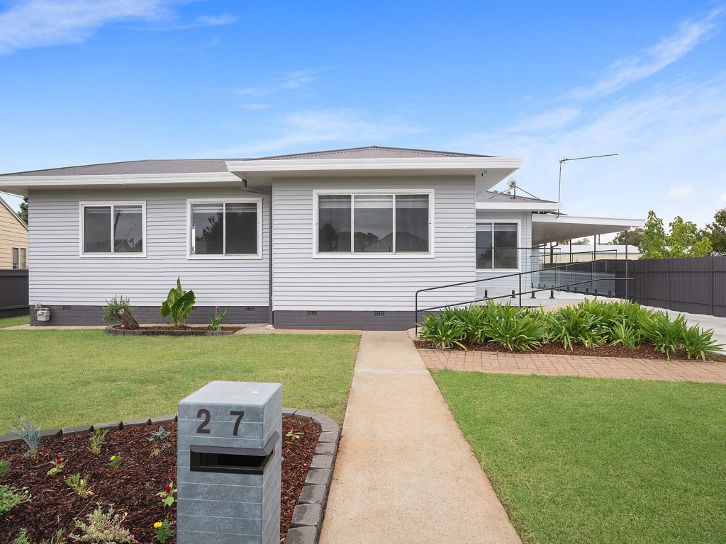 27 Cootamundra Road, Temora NSW 2666 - photo 17