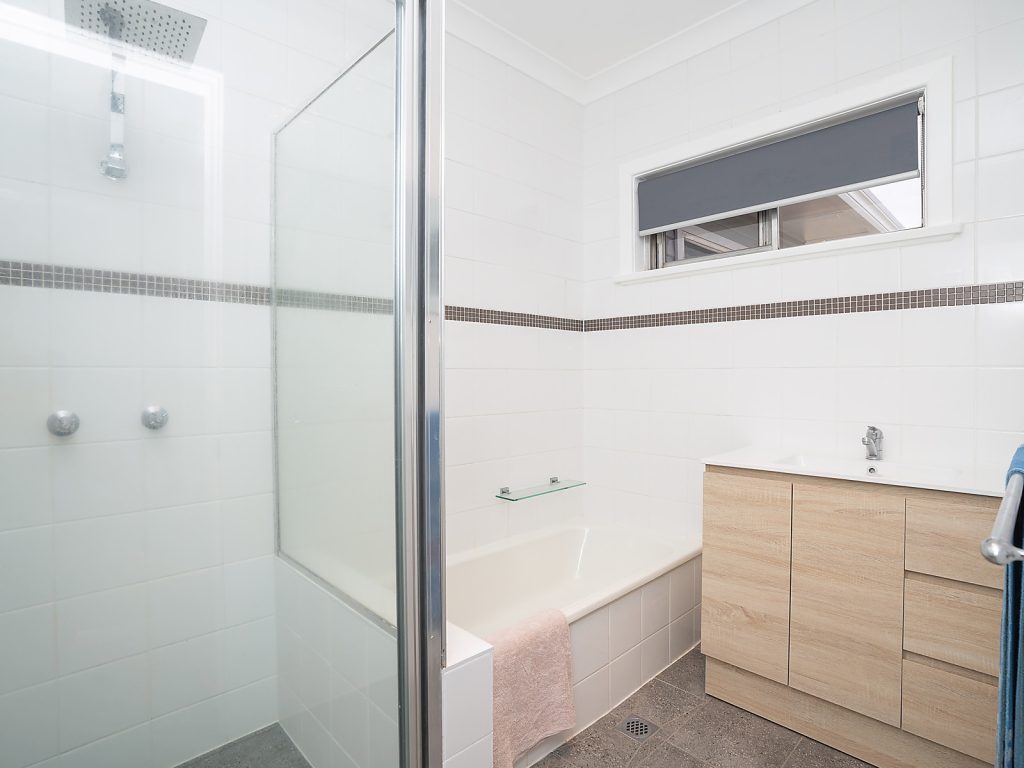 27 Cootamundra Road, Temora NSW 2666 - photo 8
