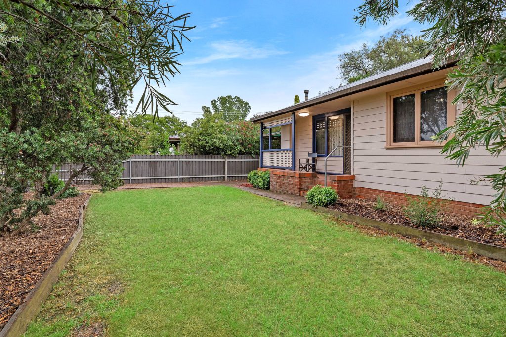 23 Mckell Avenue, Mount Austin NSW 2650 - photo 2