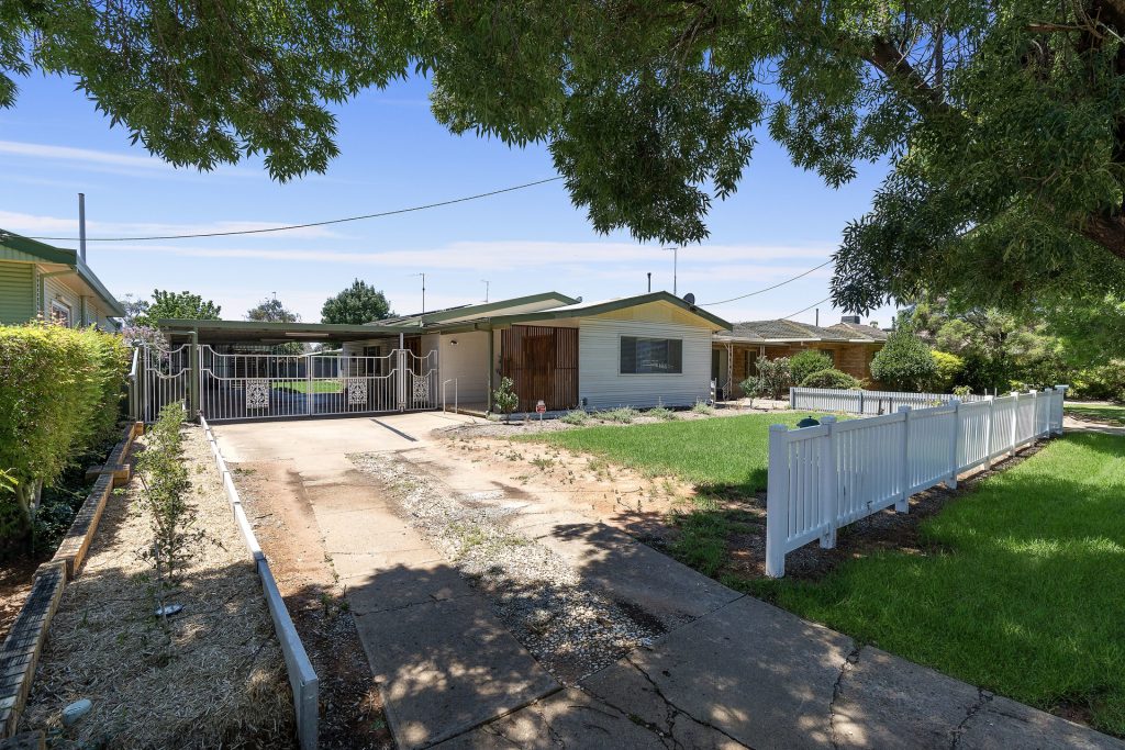 17 Elberta Street, Leeton NSW 2705 - McGrath Riverina