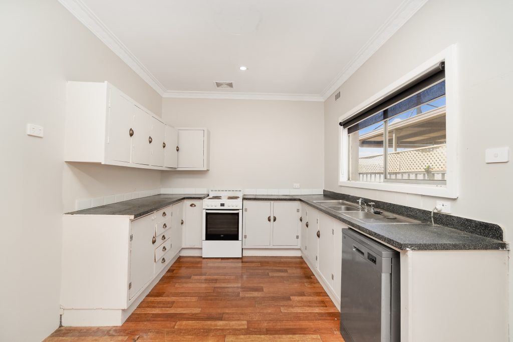 17 Elberta Street, Leeton NSW 2705 - photo 6
