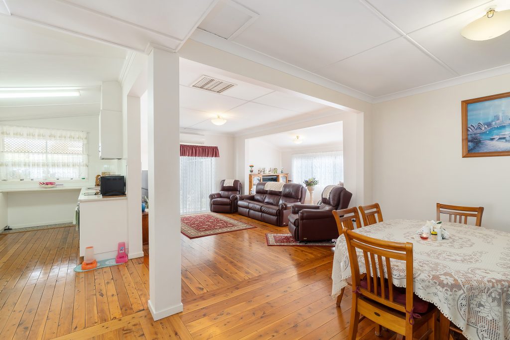 27 Victoria Avenue, Narrandera NSW 2700 - photo 2