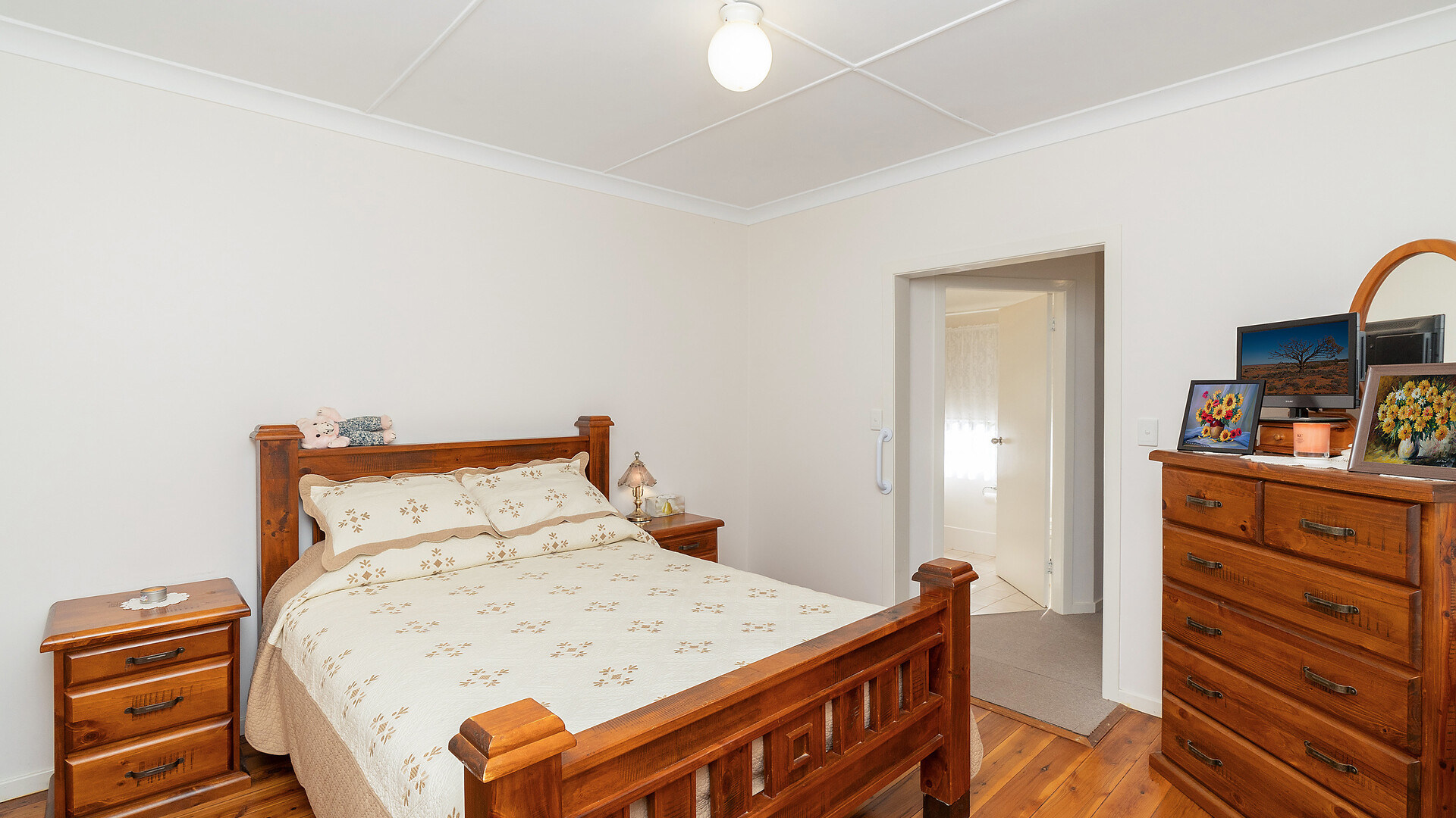 27 Victoria Avenue, Narrandera NSW 2700 - photo 11