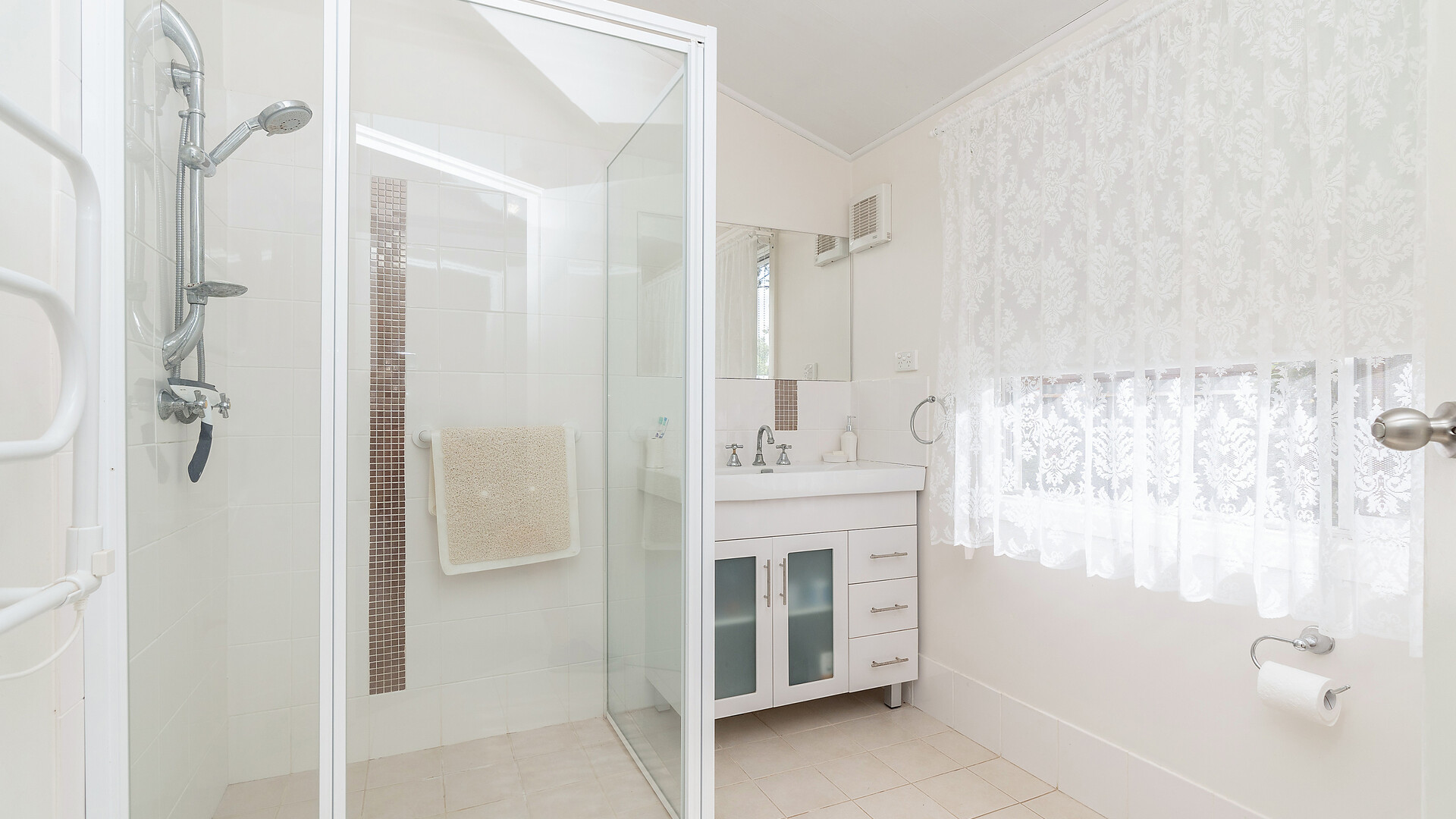27 Victoria Avenue, Narrandera NSW 2700 - photo 14