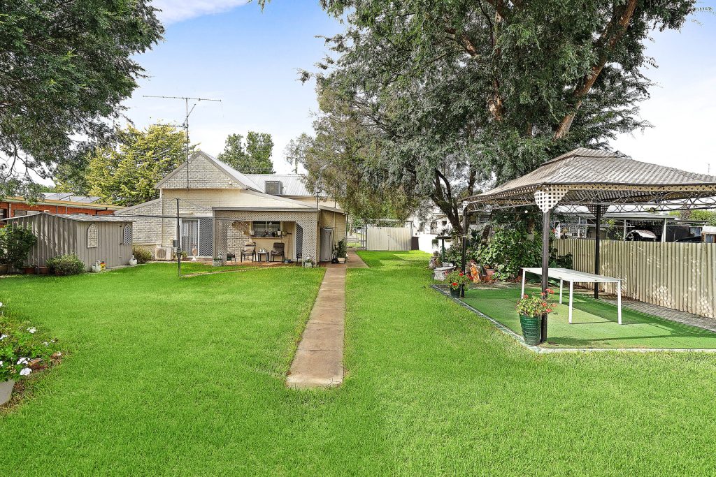 27 Victoria Avenue, Narrandera NSW 2700 - photo 17