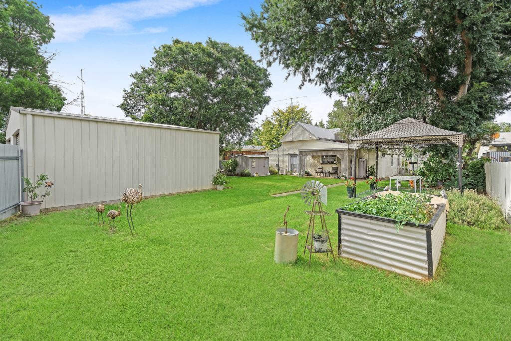 27 Victoria Avenue, Narrandera NSW 2700 - photo 18