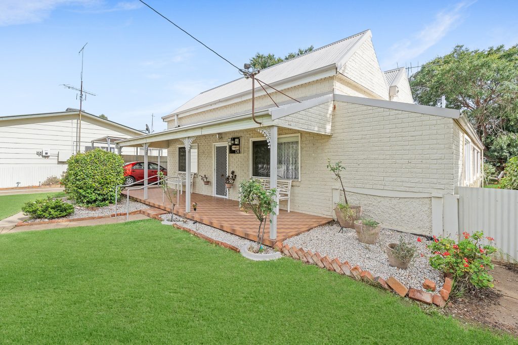 27 Victoria Avenue, Narrandera NSW 2700 - photo 19
