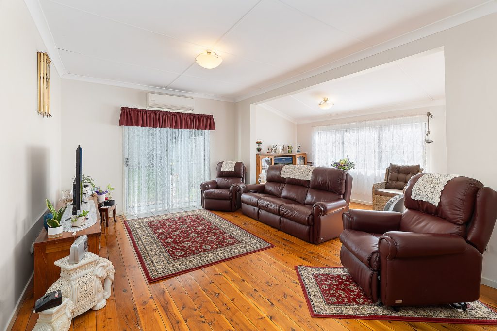 27 Victoria Avenue, Narrandera NSW 2700 - photo 3