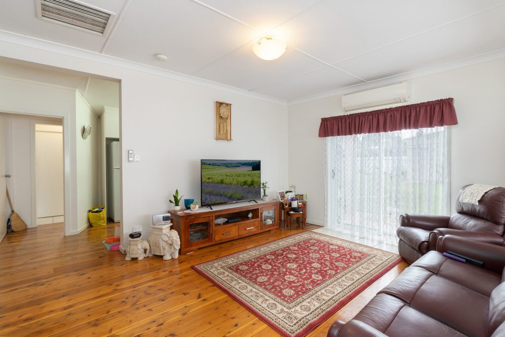 27 Victoria Avenue, Narrandera NSW 2700 - photo 4